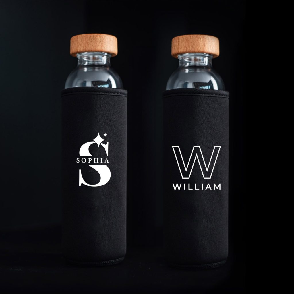 Customized personal Flaska with name on black neoprene